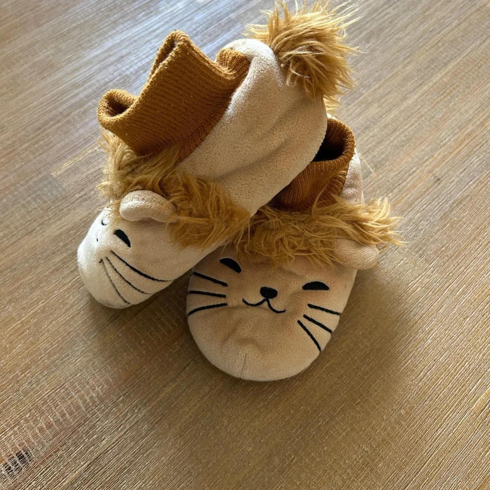 Lion Face Toddler Slippers, size 7/8